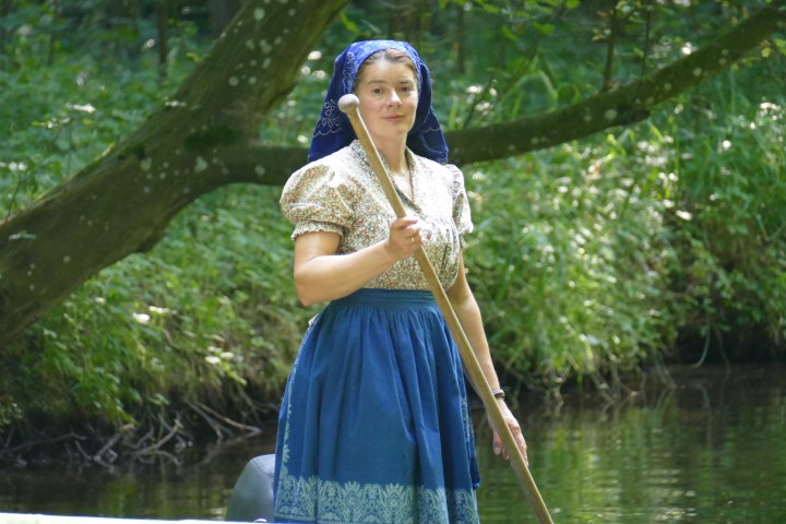 Nahaufnahme von Fährfrau Yvonne in Tracht und nit Ihrem Paddel in der Hand