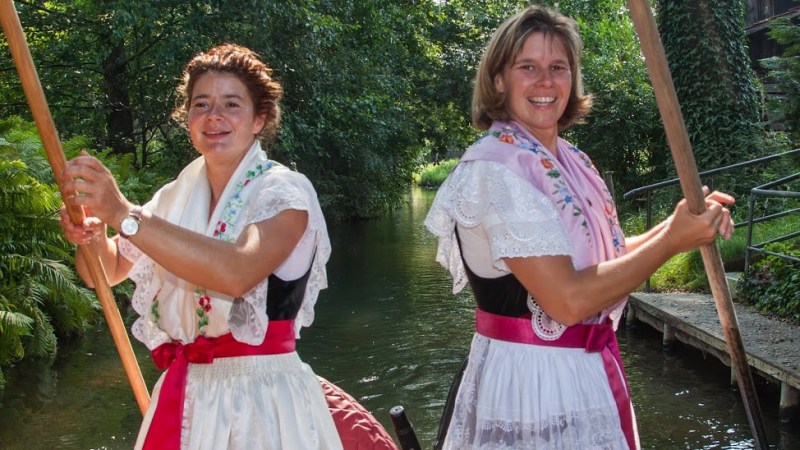 Fährfrau Yvonne und eine Kollegin in Tracht auf Ihrem Kahn