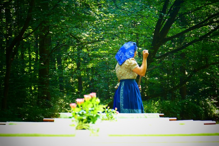 Rückenaufnahme von Fährfrau Yvonne in Tracht auf Ihrem Kahn