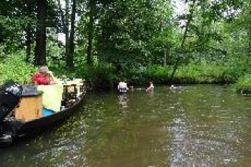Foto vom Kahn und ein paar Leuten im Fluss