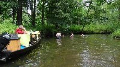 Foto vom Kahn und ein paar Leuten im Fluss