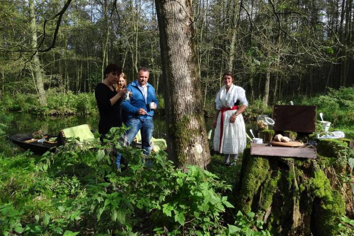 Foto von Fährfrau Yvonne mit Gästen auf dem Kahn und einem aufgerichteten Buffet neben dran