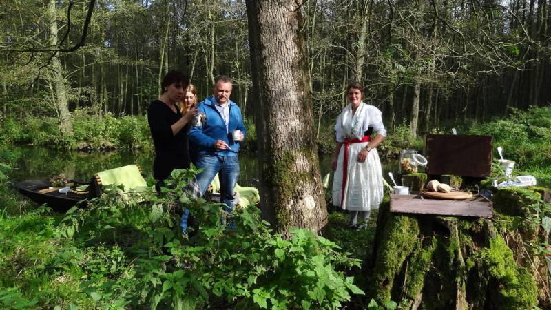 Foto von Fährfrau Yvonne mit Gästen auf dem Kahn und einem aufgerichteten Buffet neben dran