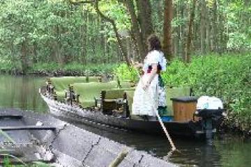 Seitenansicht von Fährfrau Yvonne auf Ihrem Kahn