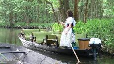 Seitenansicht von Fährfrau Yvonne auf Ihrem Kahn