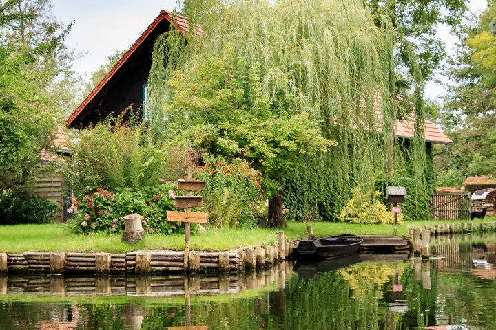 Foto von einem traditionellem Haus an einem Fluss im Spreewald